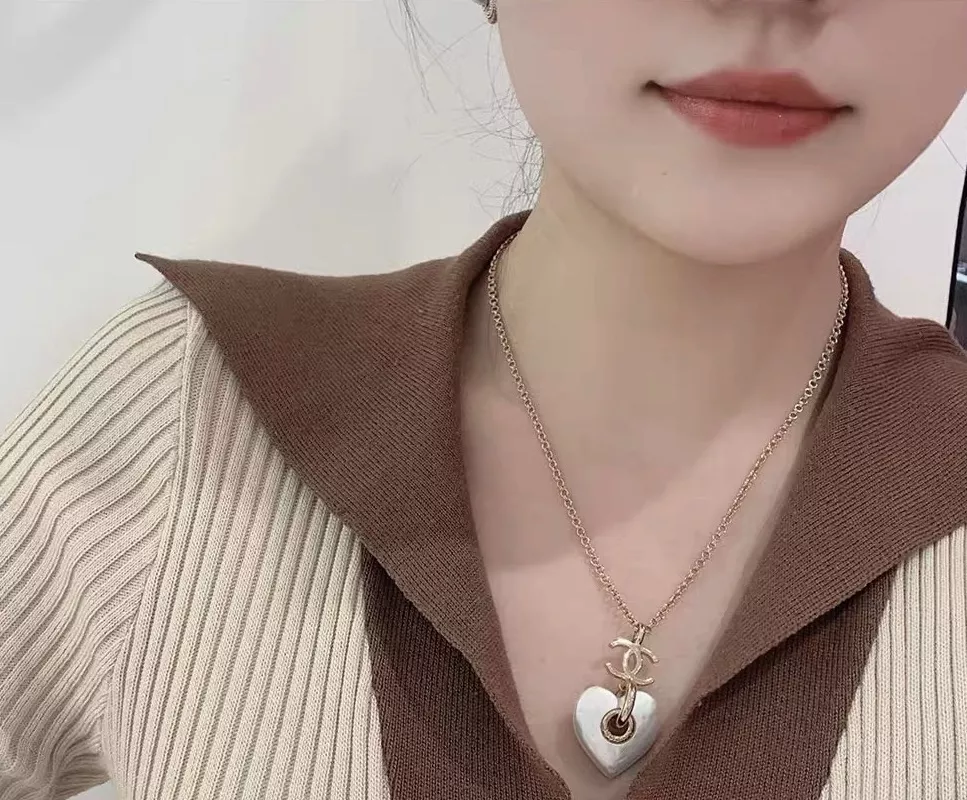 샤넬 골드 더블 C 화이트 하트 펜던트 목걸이 상세 이미지 24