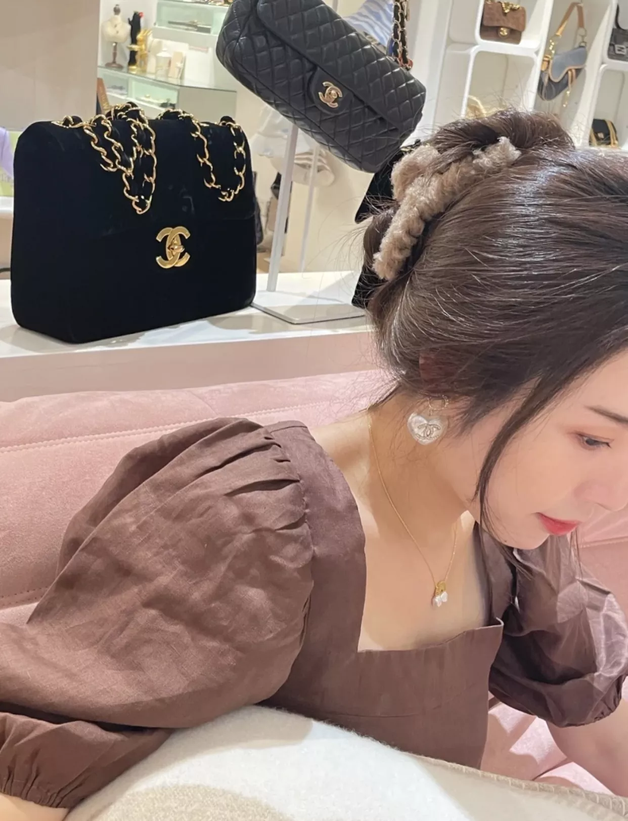 샤넬 진주 하트 드롭 귀걸이 상세 이미지 30