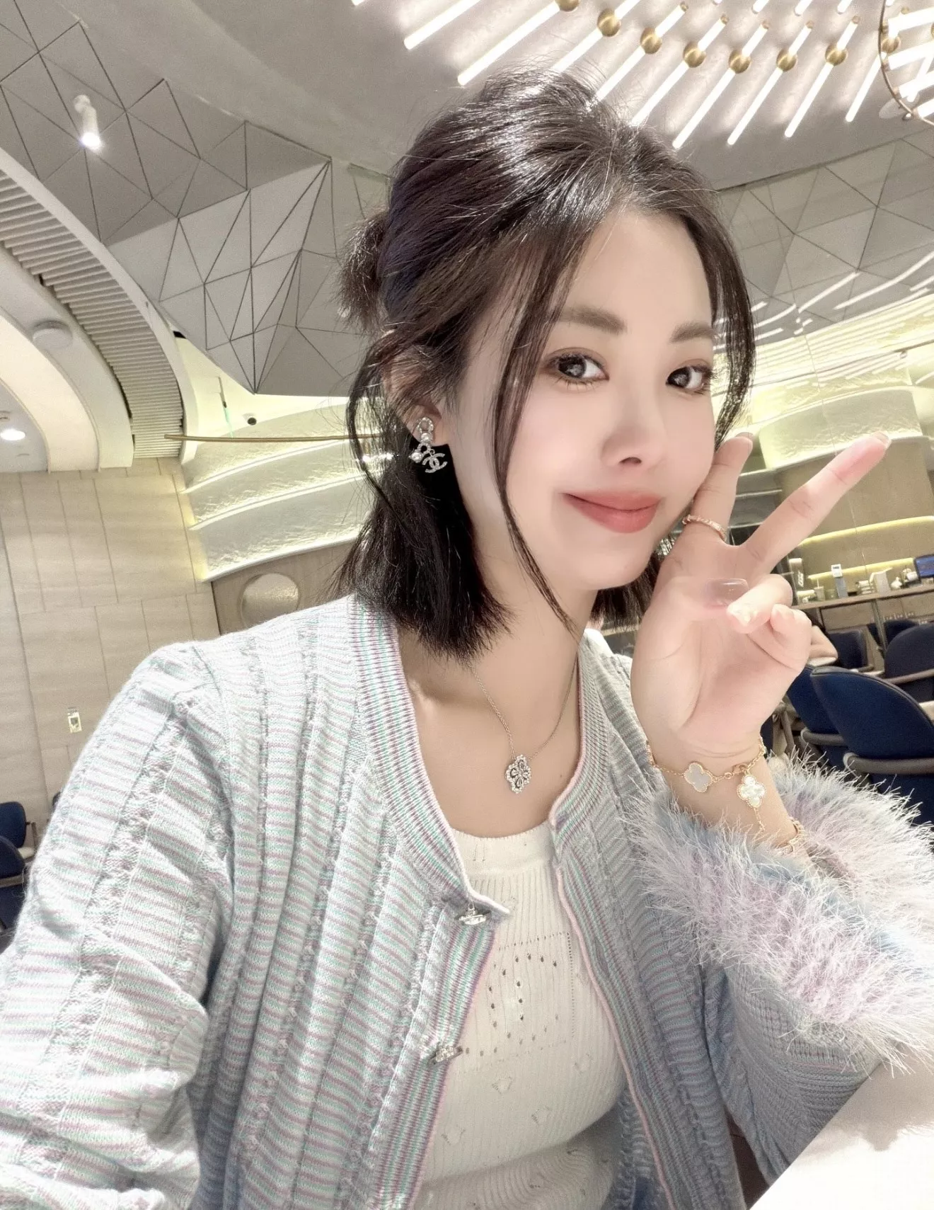 샤넬 진주 코코 로고 큐빅 드롭 귀걸이 상세 이미지 10