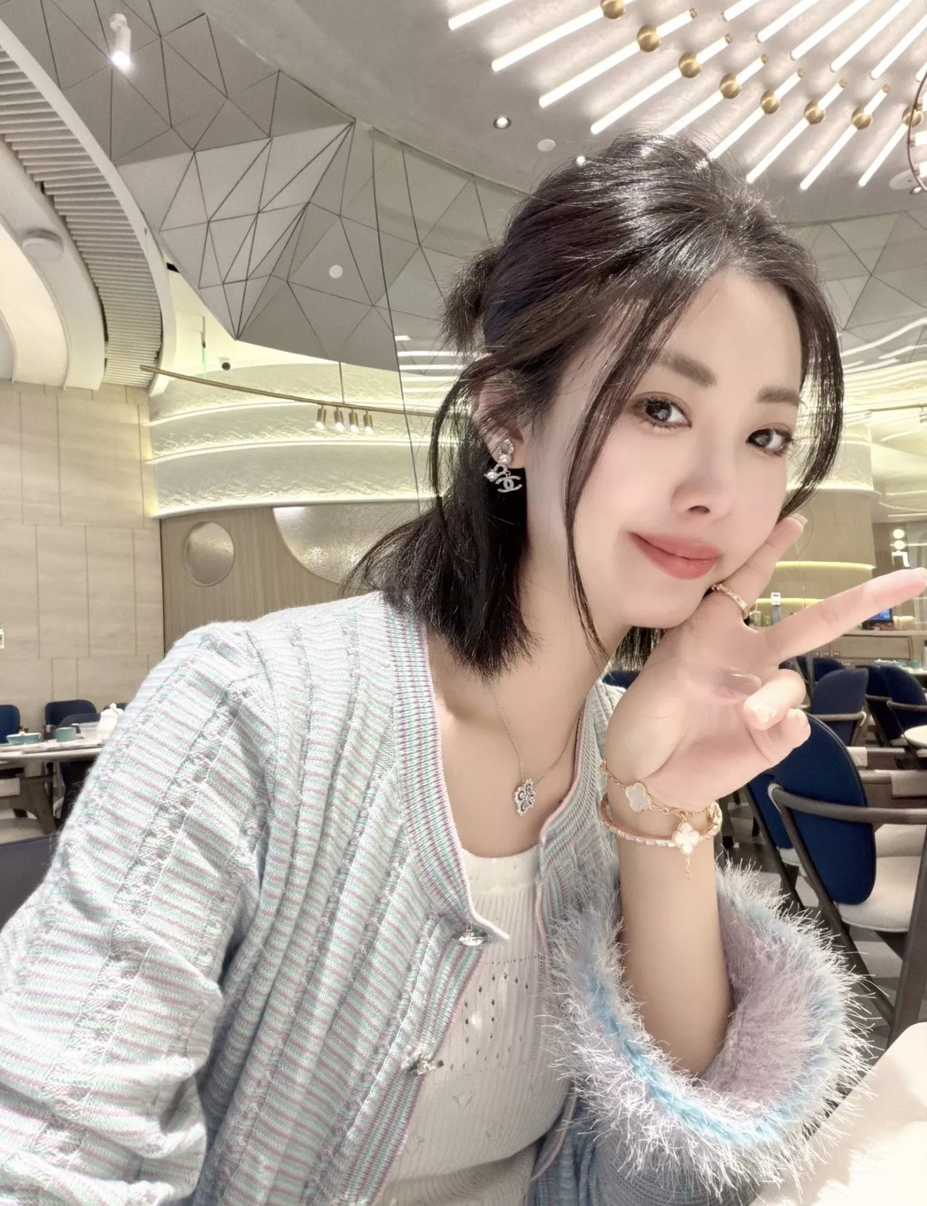 샤넬 진주 코코 로고 큐빅 드롭 귀걸이 상세 이미지 11