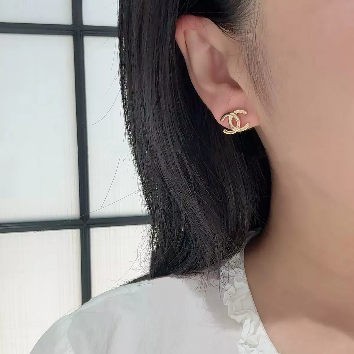 샤넬 더블 C 미러 폴리시드 스터드 귀걸이 상세 이미지 9