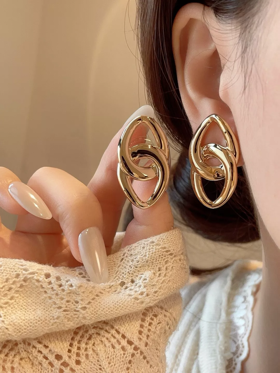 샤넬 더블 C 광면 메탈 스터드 귀걸이 상세 이미지 10