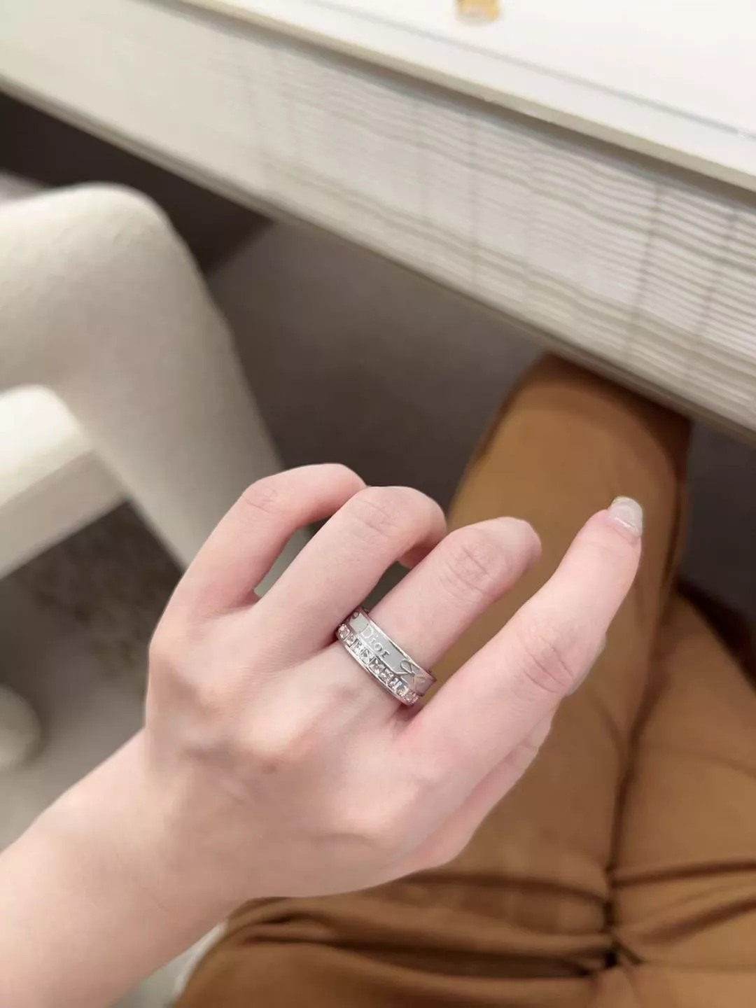 디올 보우 에나멜 로고 와이드 반지 상세 이미지 15