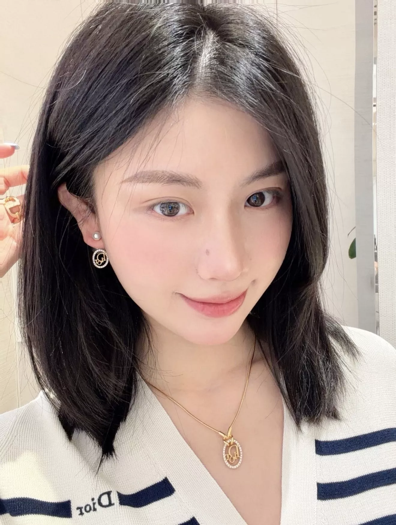 디올 진주 더블 포인트 오벌 레터 귀걸이 상세 이미지 19