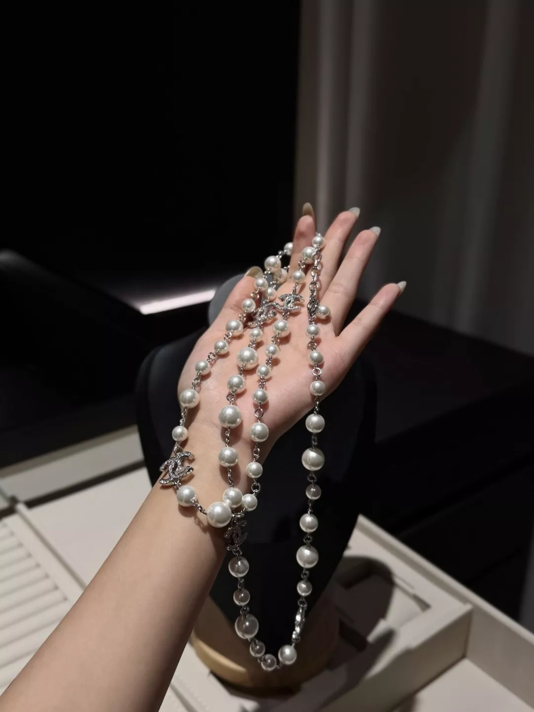샤넬 진주 더블 C 로고 롱 체인 목걸이 상세 이미지 30