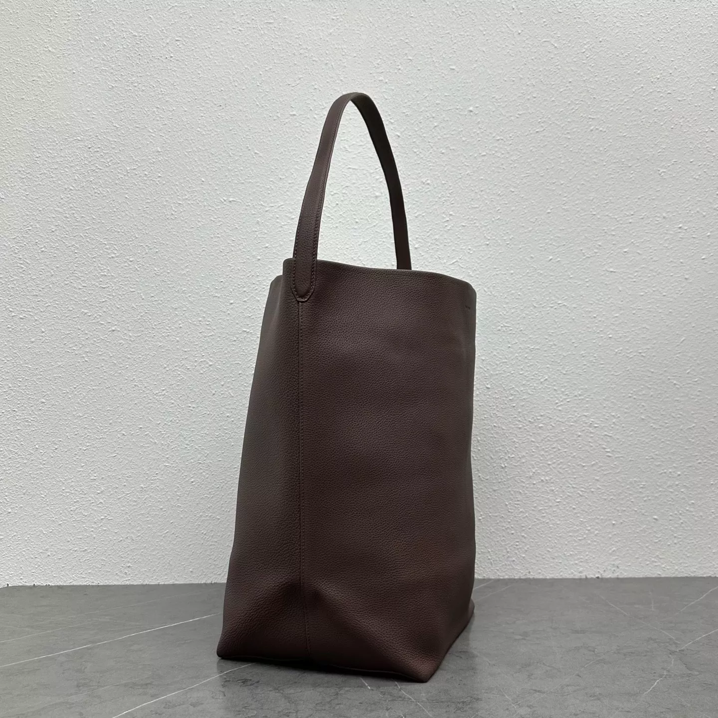 더로우 파크 라지 그레인 가죽 버킷백 상세 이미지 2