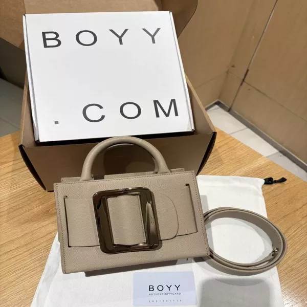보이 바비 송아지가죽 버클 토트백