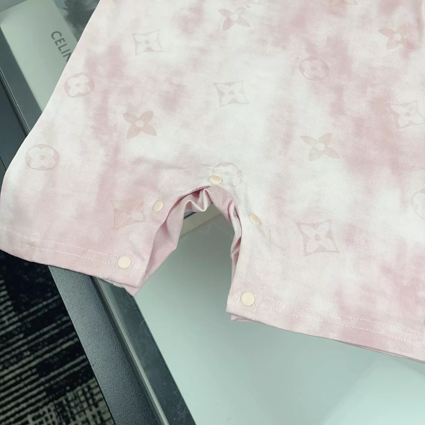 루이비통 핑크 타이다이 모노그램 반소매 점프수트 상세 이미지 8