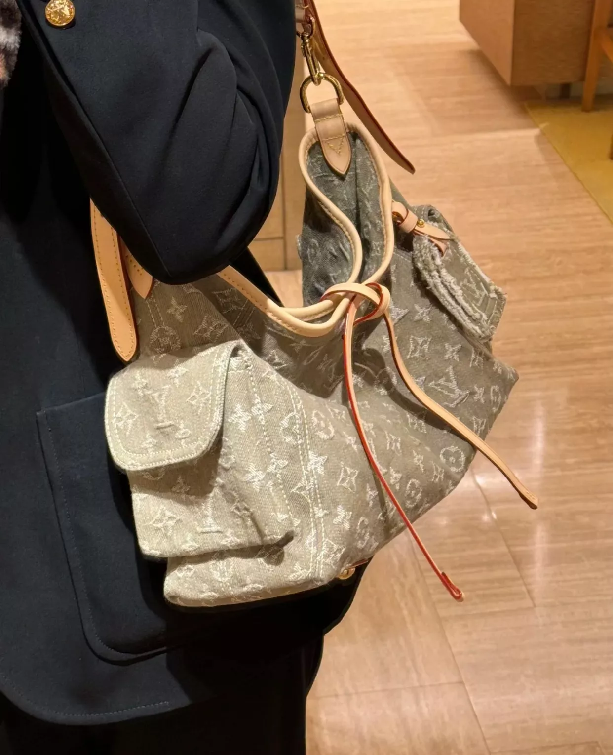 루이비통 워시드 카키 그린 데님 모노그램 카고 숄더백 상세 이미지 39
