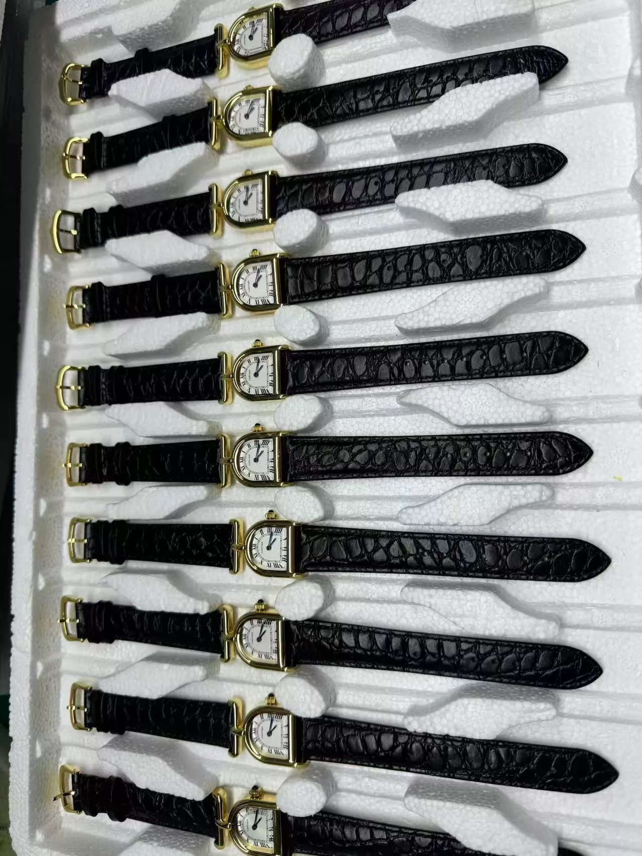 까르띠에 클로쉬 드 까르띠에 로마 다이얼 가죽 스트랩 손목시계 상세 이미지 153