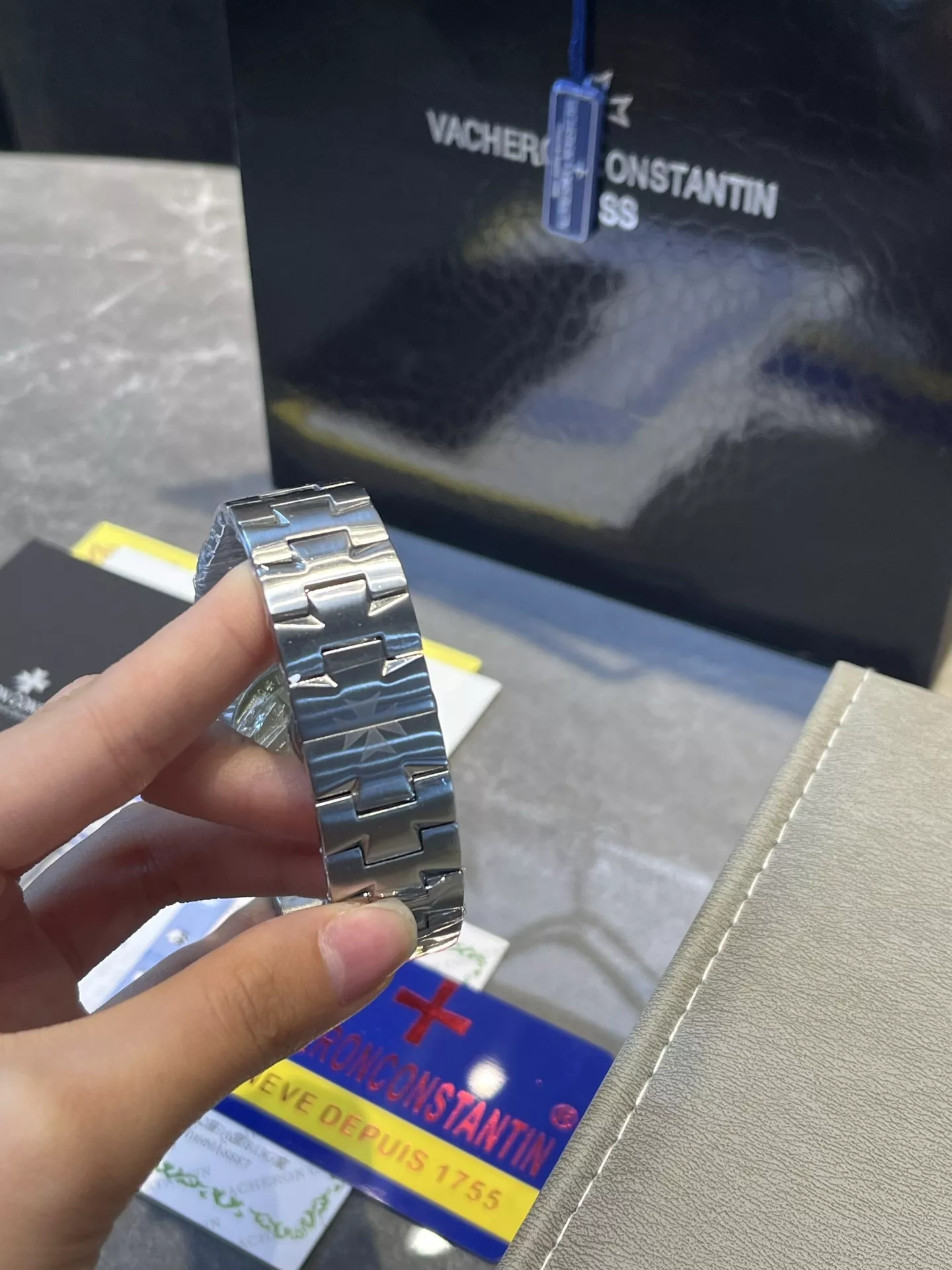 바쉐론콘스탄틴 오버시즈 블루 다이얼 스테인리스 40mm 손목시계 상세 이미지 7