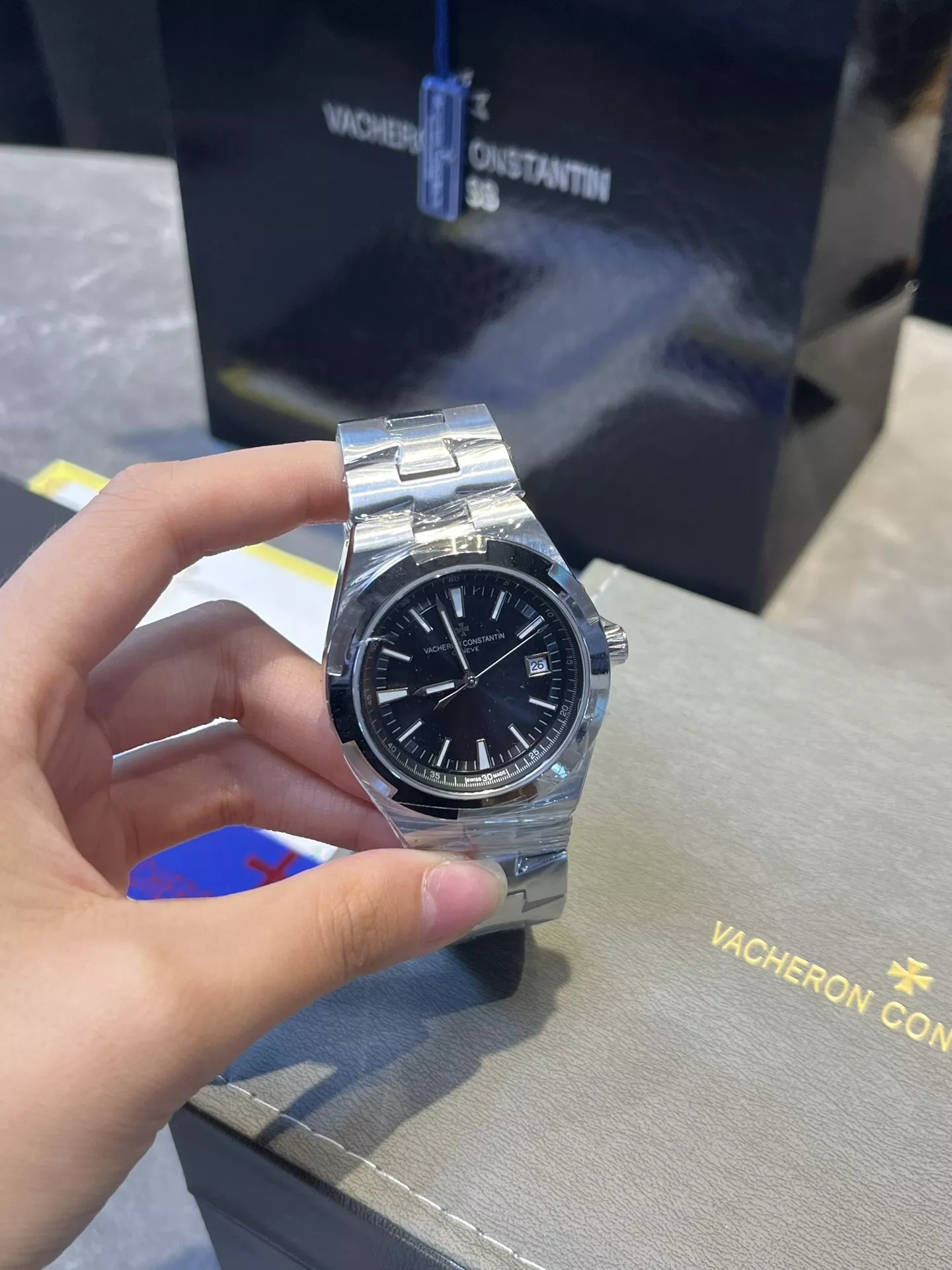바쉐론콘스탄틴 오버시즈 블루 다이얼 스테인리스 40mm 손목시계 상세 이미지 4