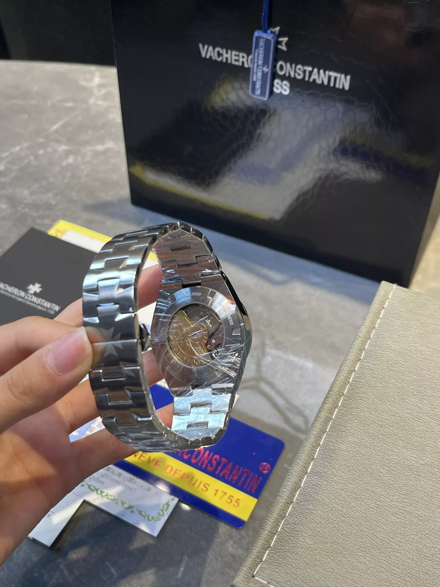 바쉐론콘스탄틴 오버시즈 블루 다이얼 스테인리스 40mm 손목시계 상세 이미지 9