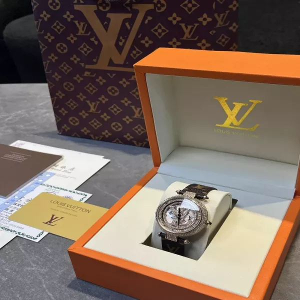 루이비통 시계추 모티브 38mm 쿼츠 가죽 손목시계