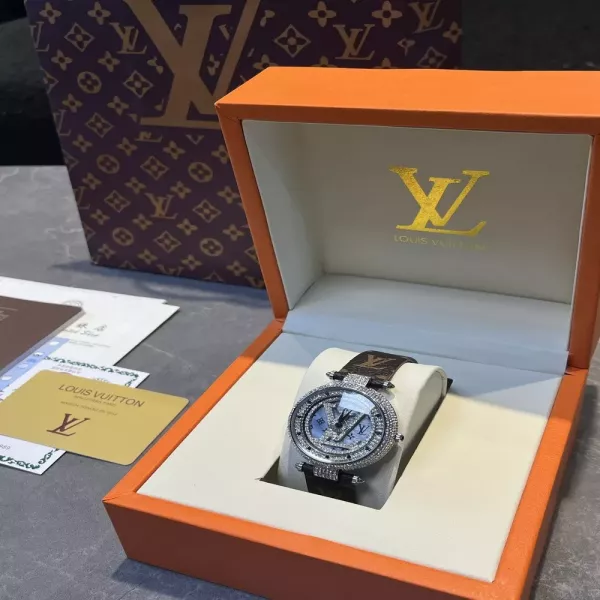 루이비통 시계방향 모티프 40mm 풀다이아 가죽 손목시계
