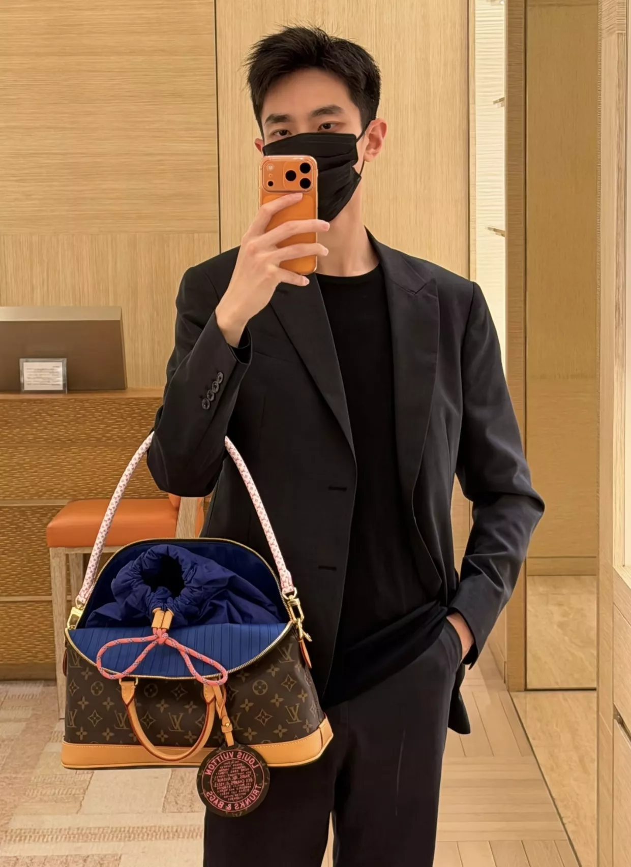 루이비통 알마 소프트 모노그램 캔버스 미디엄 토트백 상세 이미지 33