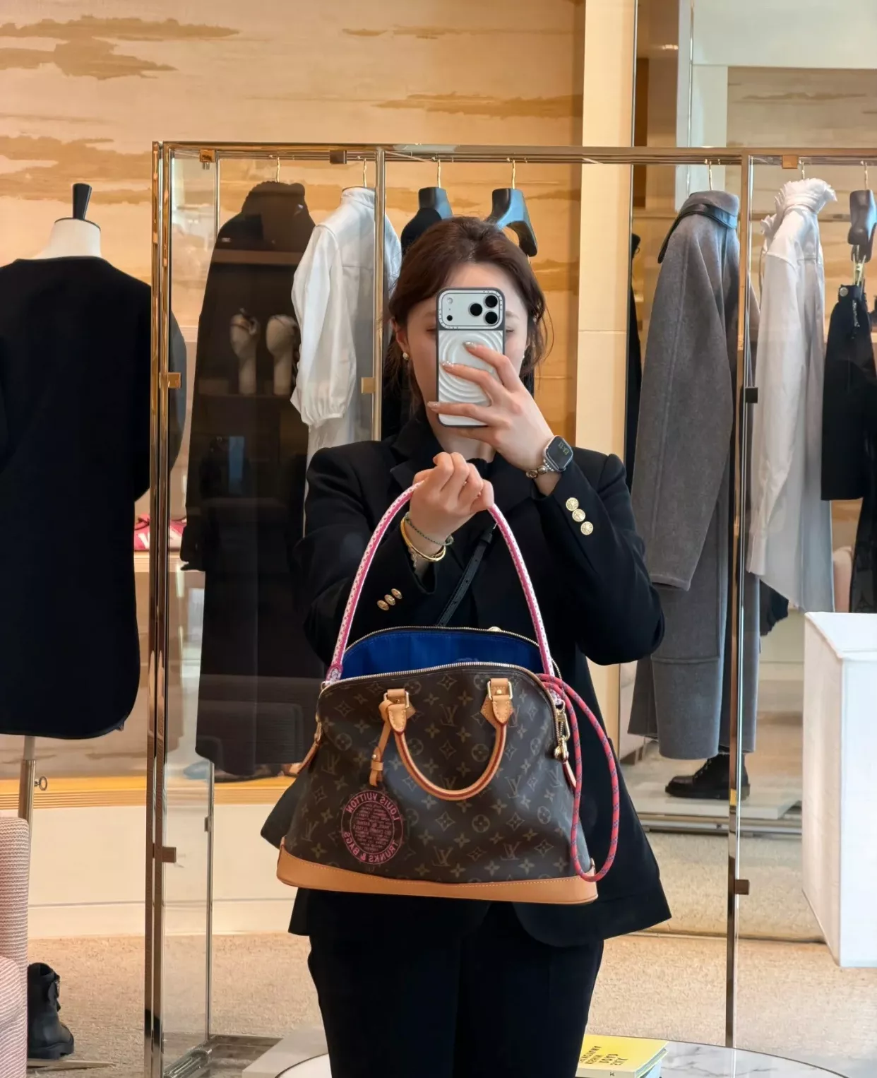 루이비통 알마 소프트 모노그램 캔버스 미디엄 토트백 상세 이미지 56