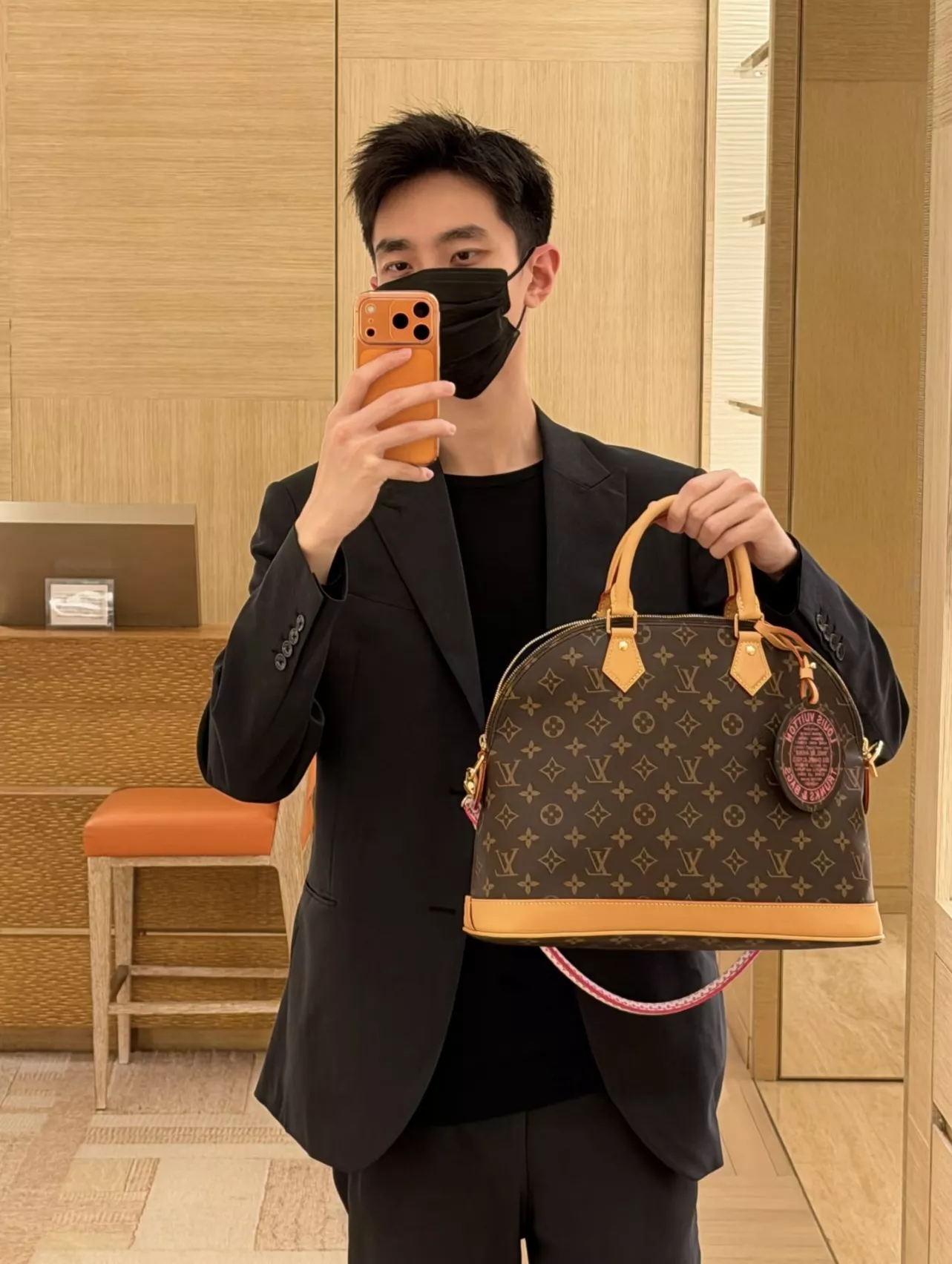 루이비통 알마 소프트 모노그램 캔버스 미디엄 토트백 상세 이미지 32