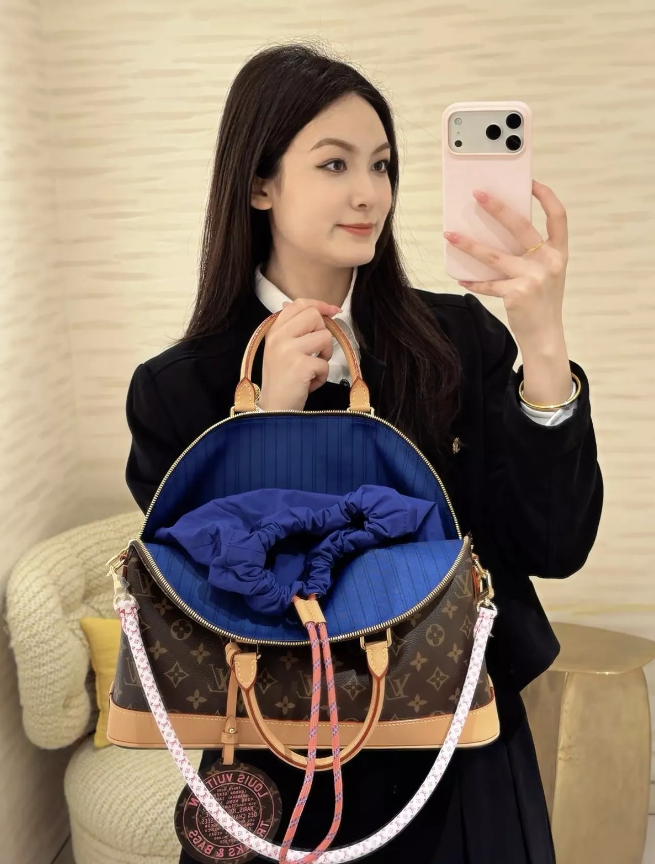 루이비통 알마 소프트 모노그램 캔버스 미디엄 토트백 상세 이미지 34