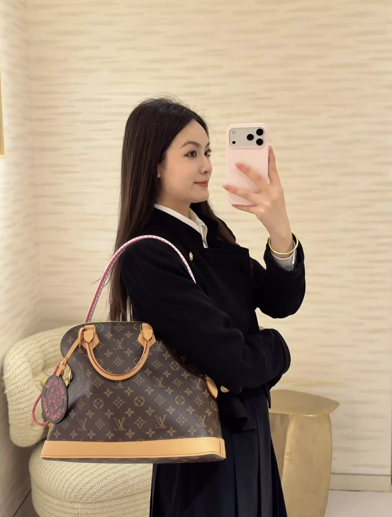 루이비통 알마 소프트 모노그램 캔버스 미디엄 토트백 상세 이미지 39