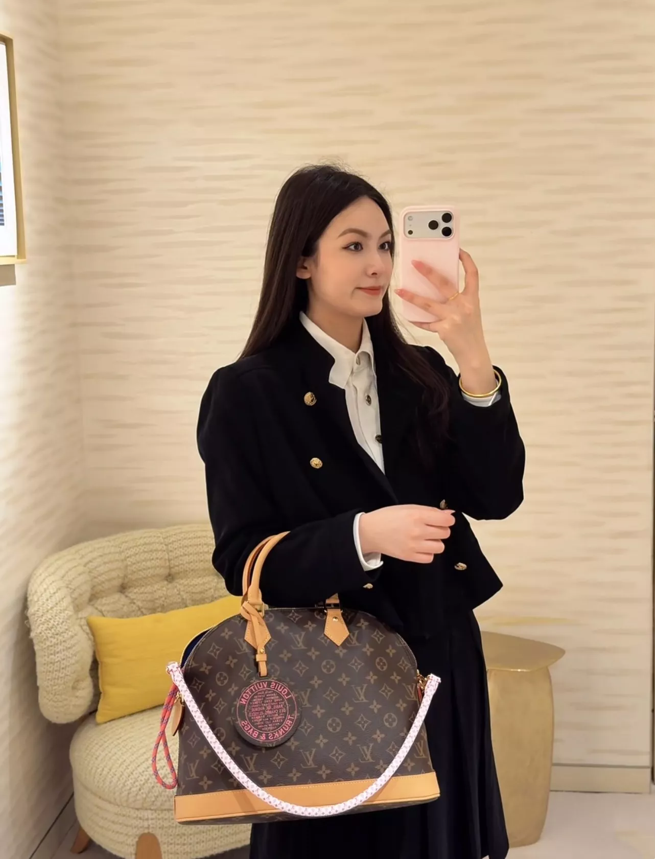 루이비통 알마 소프트 모노그램 캔버스 미디엄 토트백 상세 이미지 38