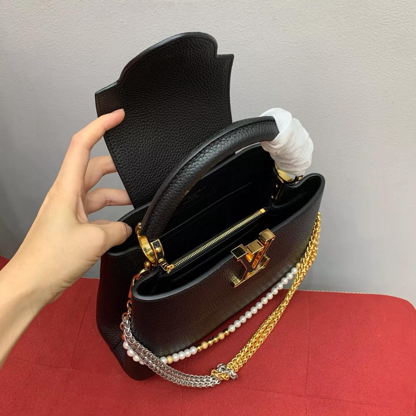 루이비통 카퓌신 BB 펄 체인 블랙 토트백 상세 이미지 27