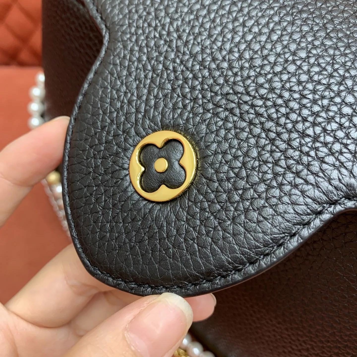 루이비통 카퓌신 BB 펄 체인 블랙 토트백 상세 이미지 14