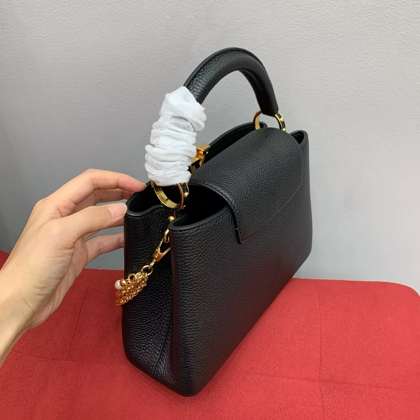 루이비통 카퓌신 BB 펄 체인 블랙 토트백 상세 이미지 24