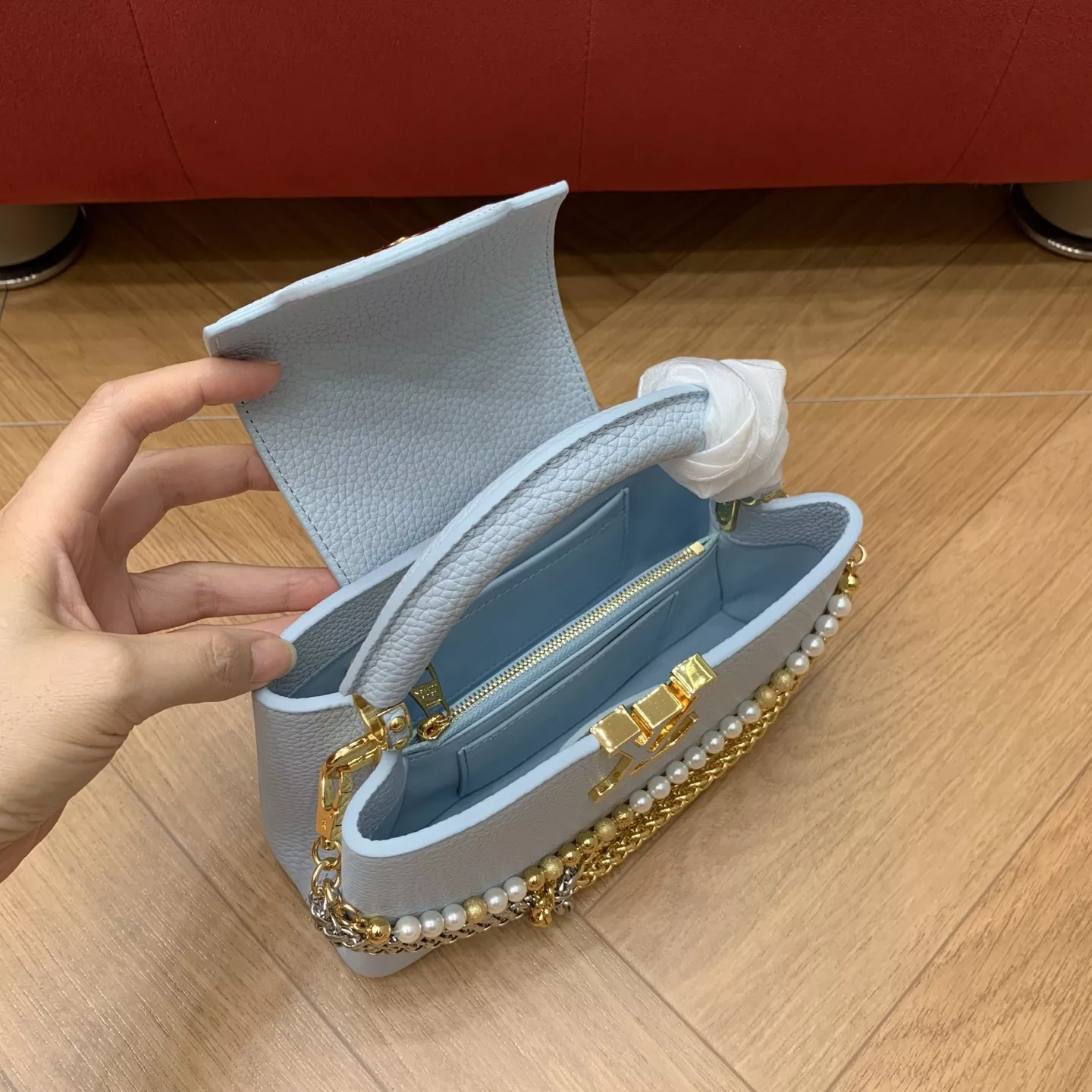 루이비통 가로형 미니 카퓌신 펄 체인 토트백 상세 이미지 8