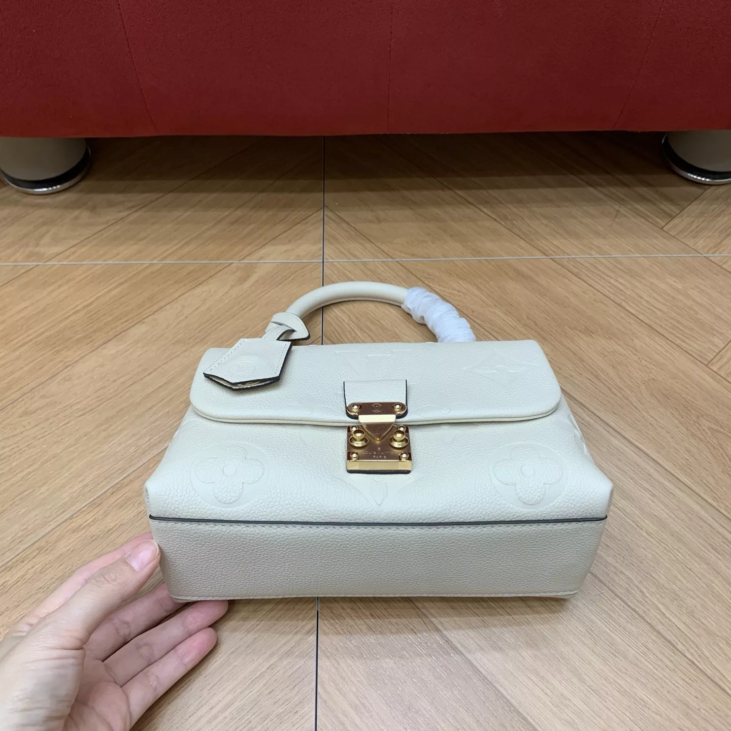 루이비통 마들렌 BB 엠보 그레인 카우하이드 토트백 상세 이미지 23