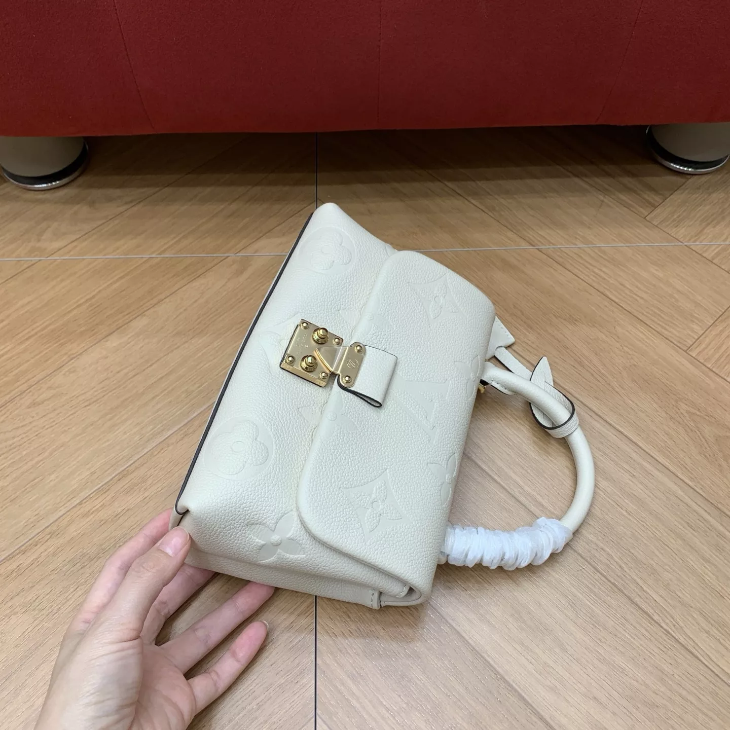 루이비통 마들렌 BB 엠보 그레인 카우하이드 토트백 상세 이미지 24