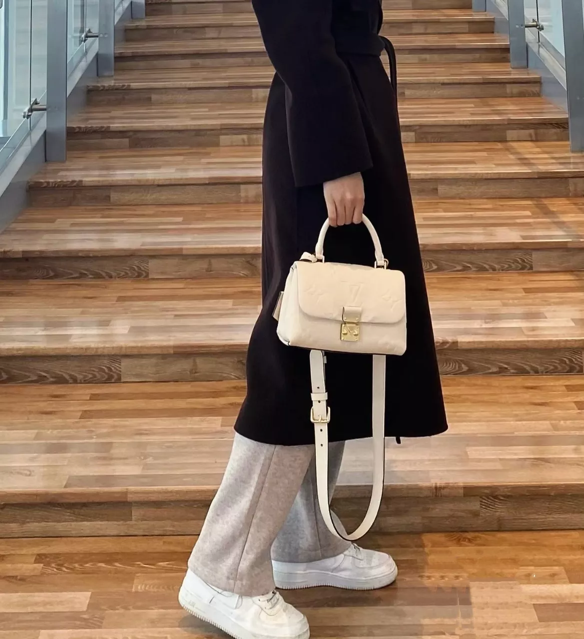 루이비통 마들렌 BB 엠보 그레인 카우하이드 토트백 상세 이미지 35