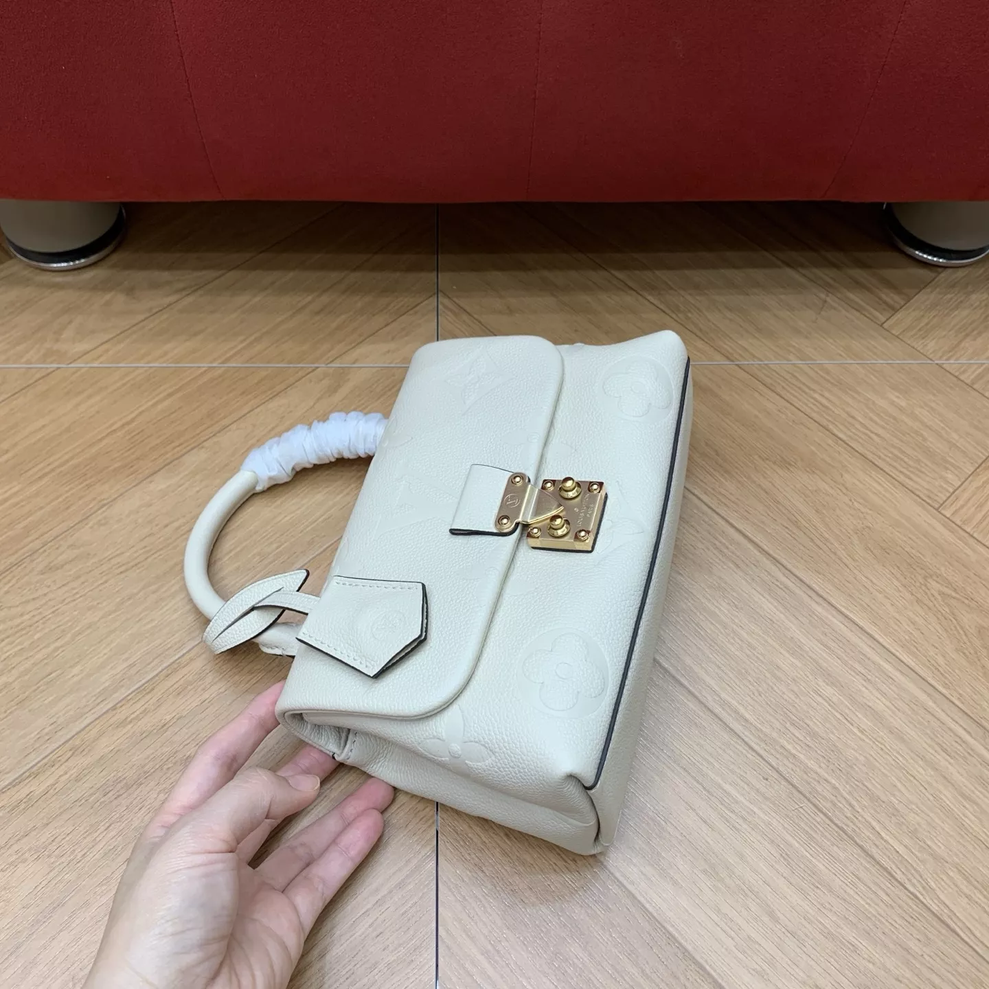 루이비통 마들렌 BB 엠보 그레인 카우하이드 토트백 상세 이미지 22