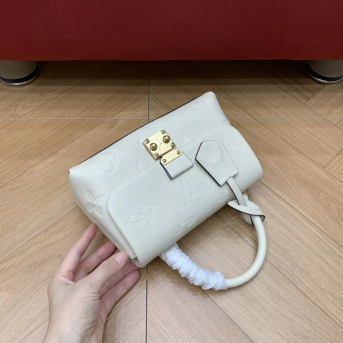 루이비통 마들렌 BB 엠보 그레인 카우하이드 토트백 상세 이미지 25