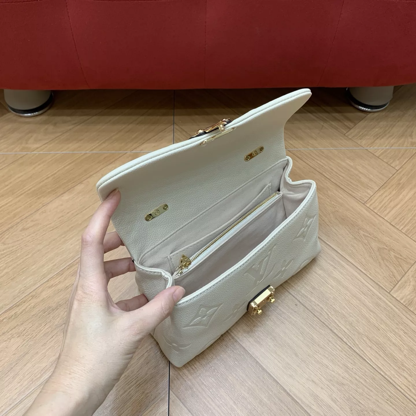 루이비통 마들렌 BB 엠보 그레인 카우하이드 토트백 상세 이미지 27