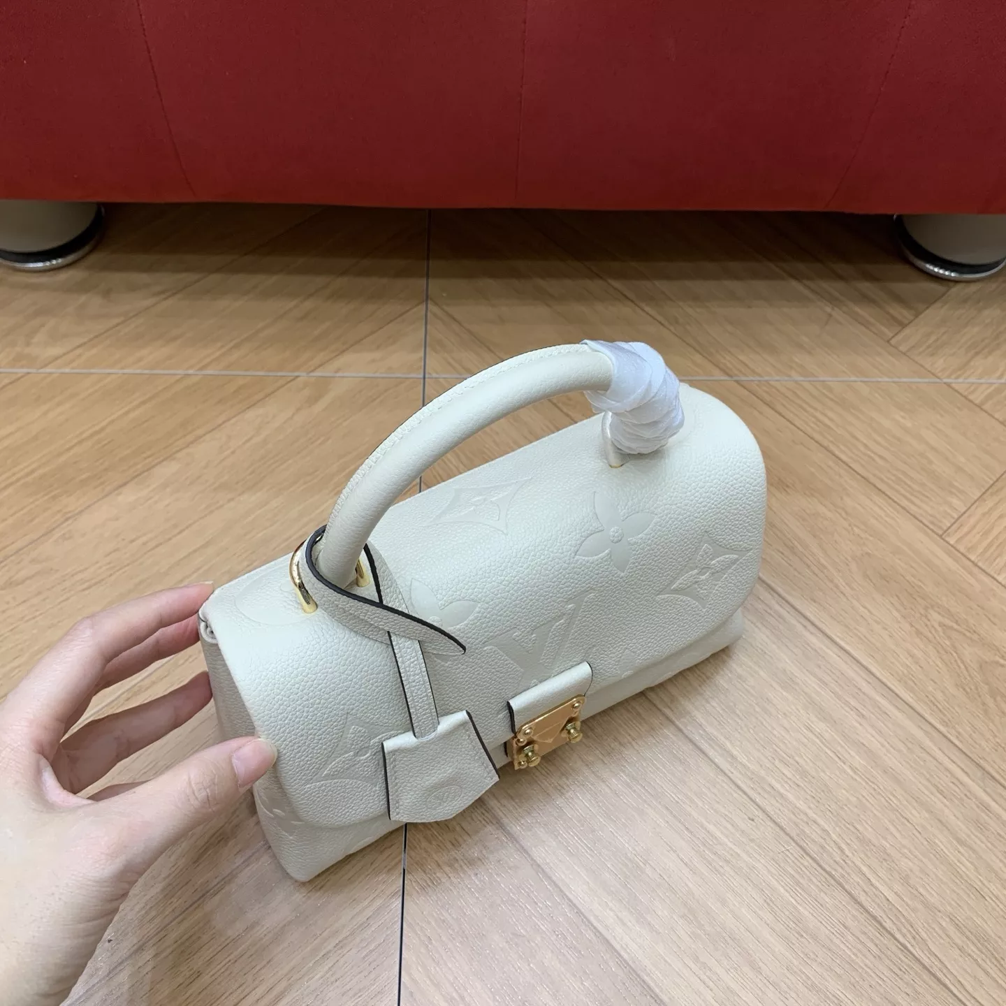 루이비통 마들렌 BB 엠보 그레인 카우하이드 토트백 상세 이미지 20