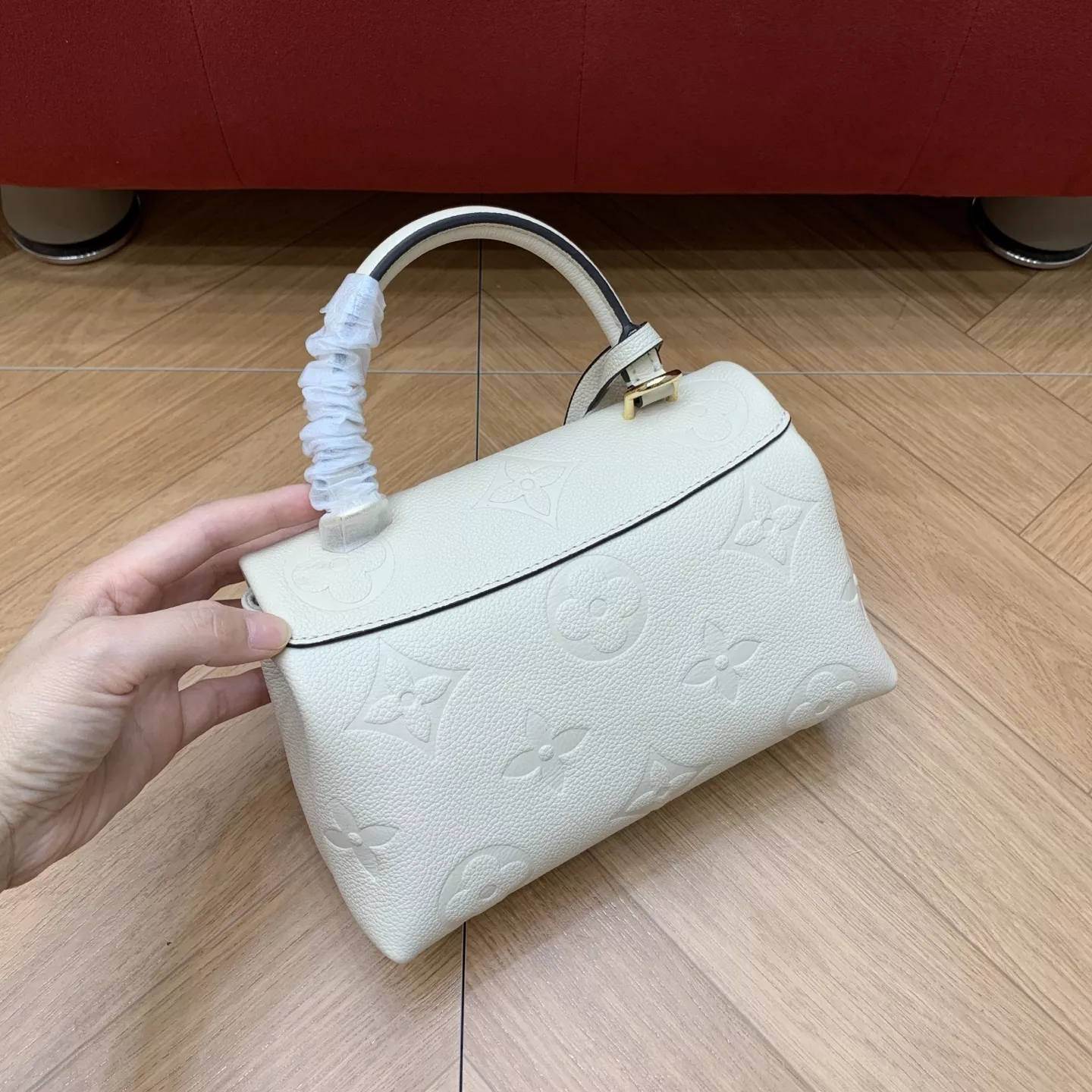 루이비통 마들렌 BB 엠보 그레인 카우하이드 토트백 상세 이미지 21