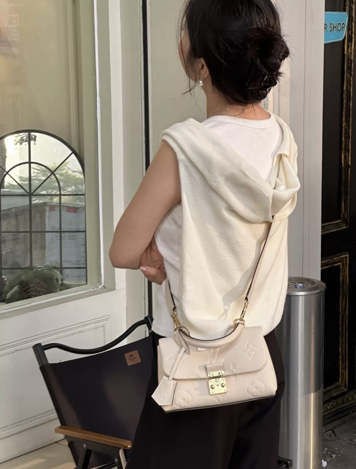 루이비통 마들렌 BB 엠보 그레인 카우하이드 토트백 상세 이미지 40