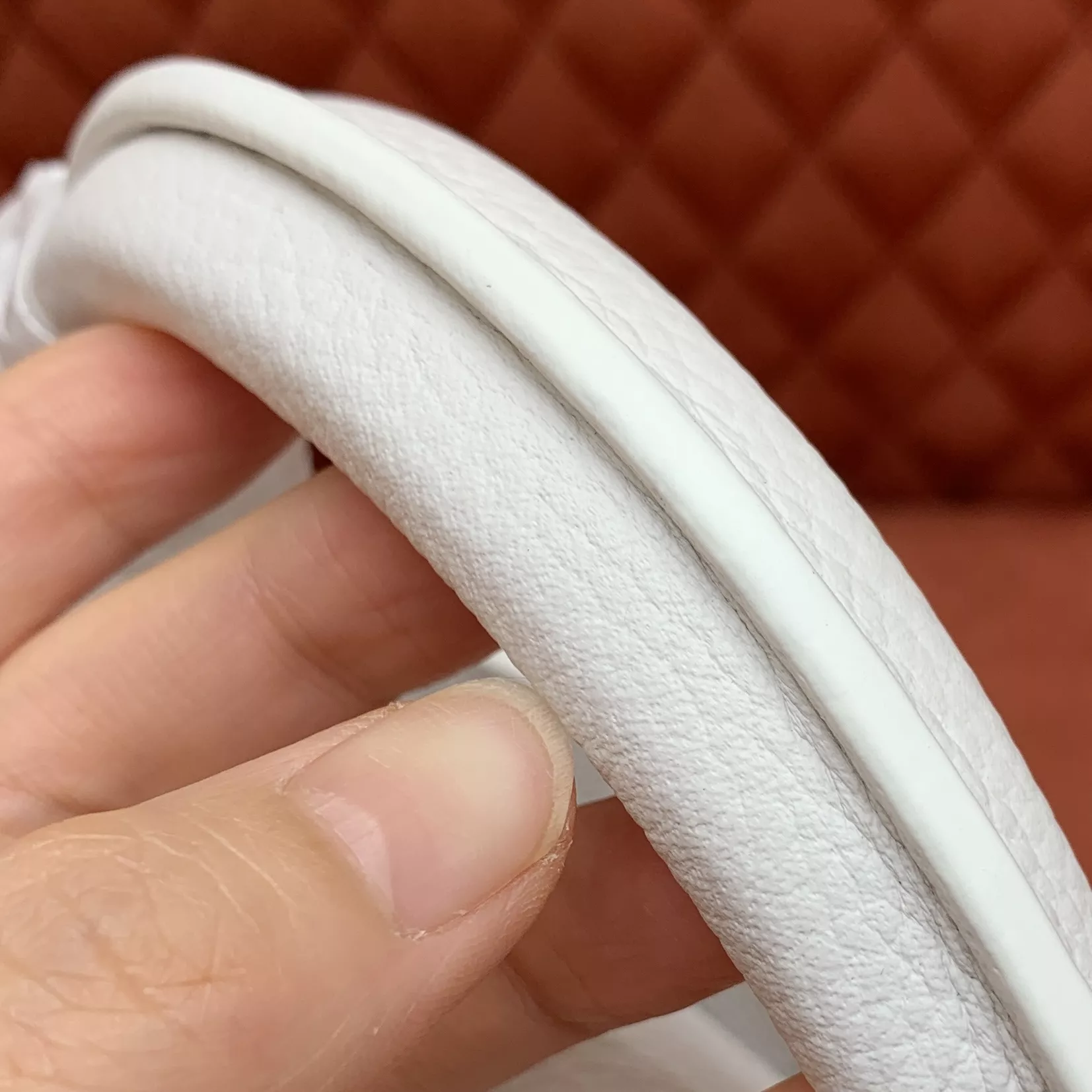 루이비통 카퓌신 미니 가로형 화이트 레더 토트백 상세 이미지 15