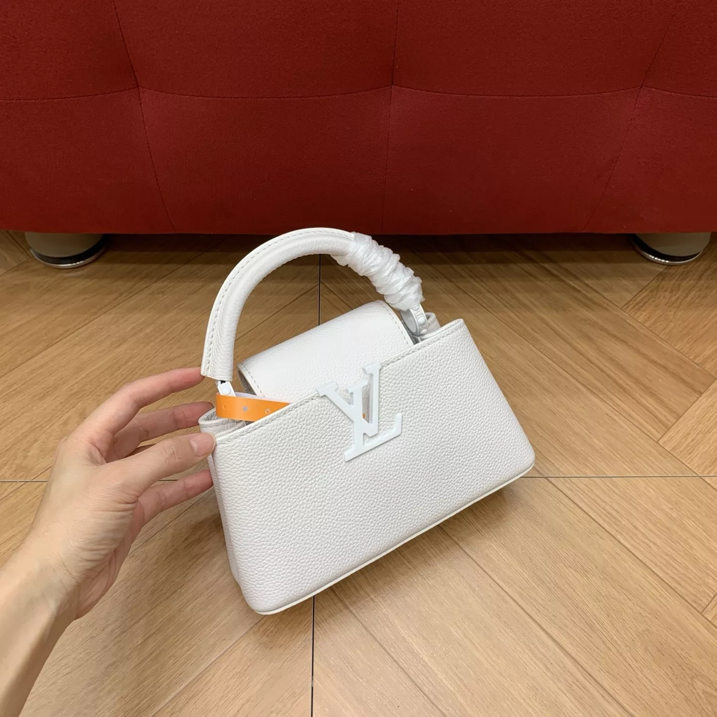 루이비통 카퓌신 미니 가로형 화이트 레더 토트백 상세 이미지 20