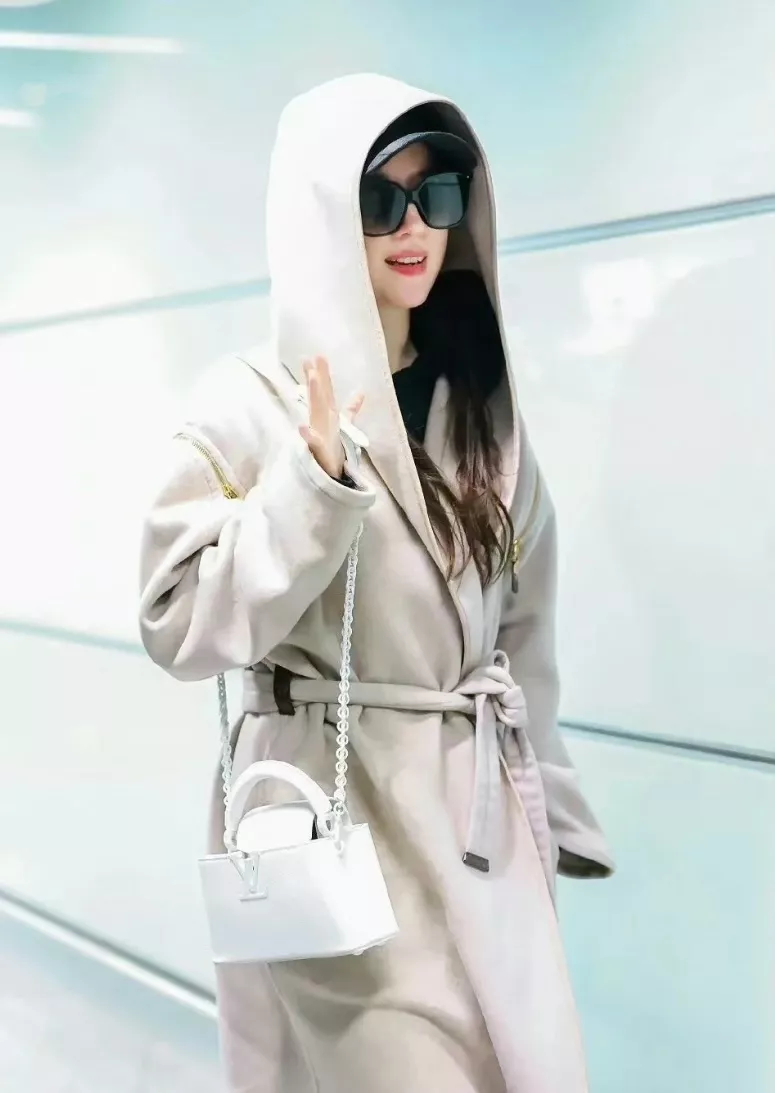 루이비통 카퓌신 미니 가로형 화이트 레더 토트백 상세 이미지 30