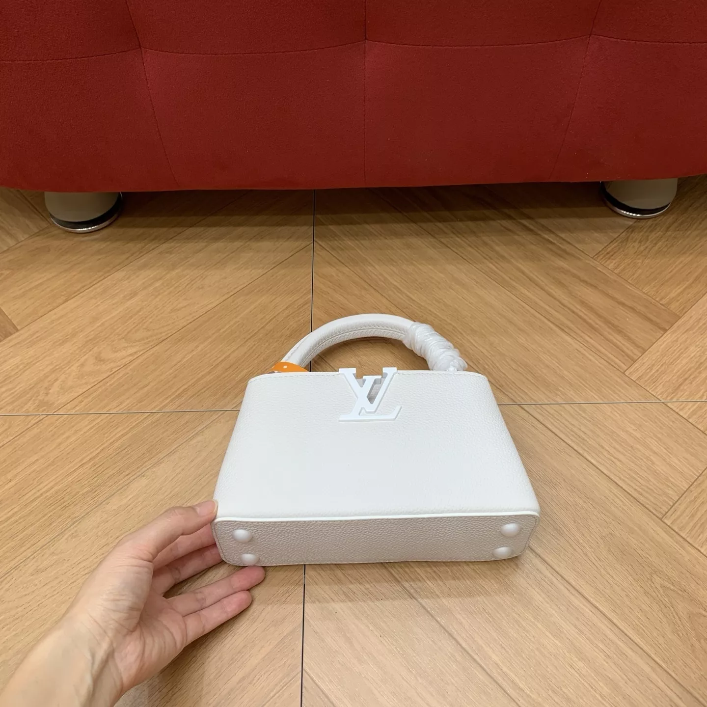루이비통 카퓌신 미니 가로형 화이트 레더 토트백 상세 이미지 23