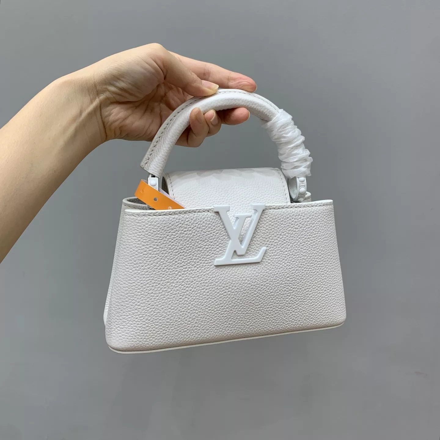 루이비통 카퓌신 미니 가로형 화이트 레더 토트백 상세 이미지 34