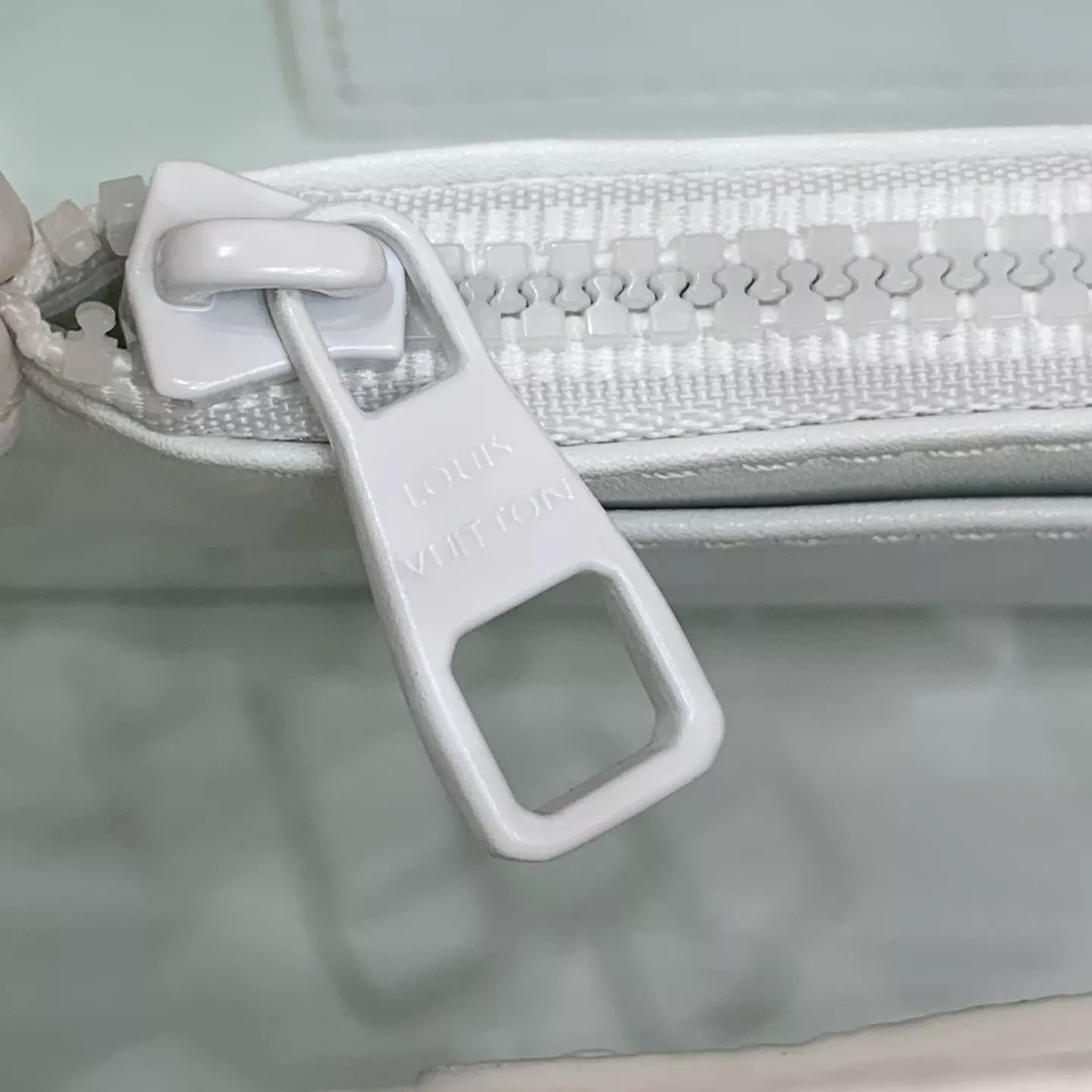 루이비통 카퓌신 미니 가로형 화이트 레더 토트백 상세 이미지 18