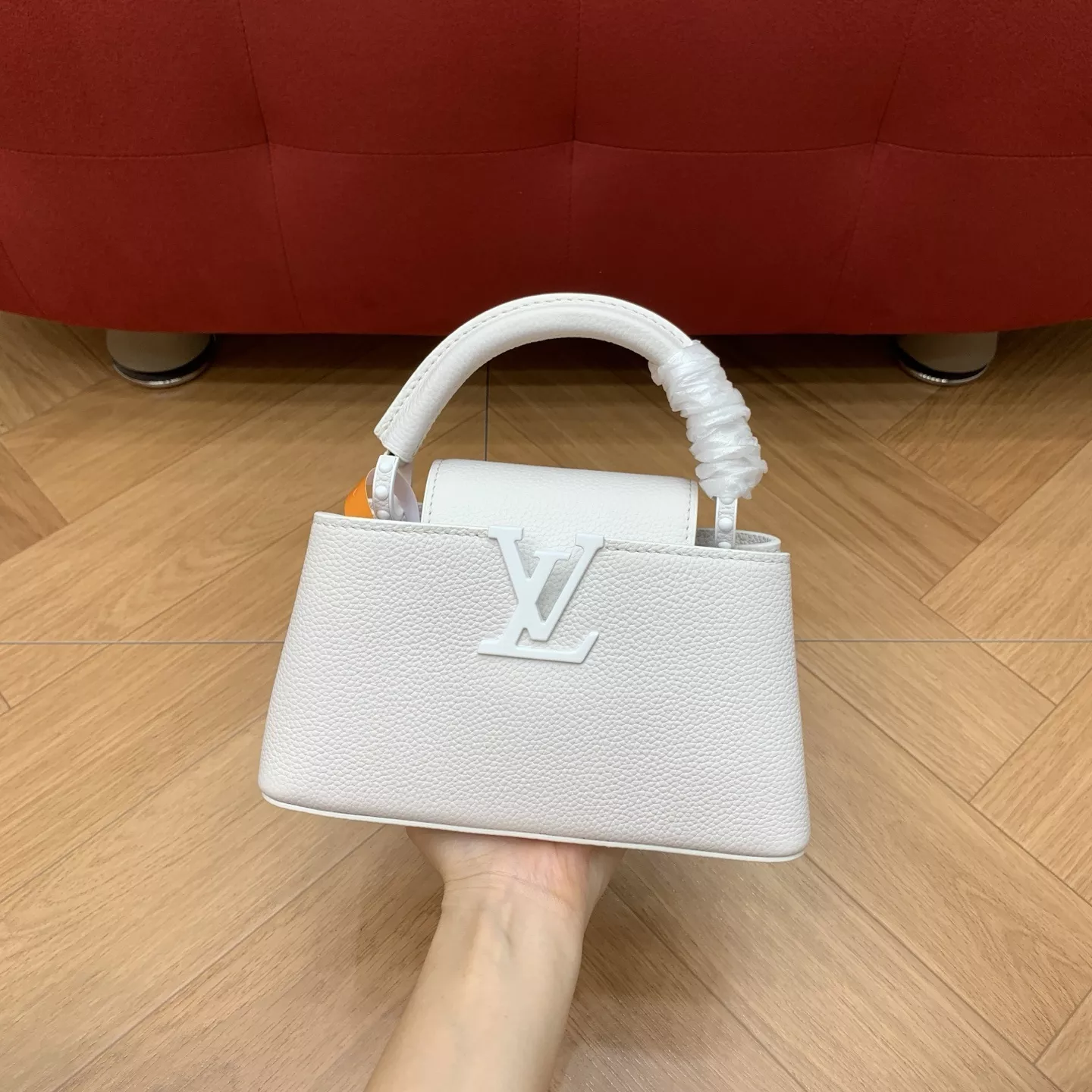 루이비통 카퓌신 미니 가로형 화이트 레더 토트백 상세 이미지 19