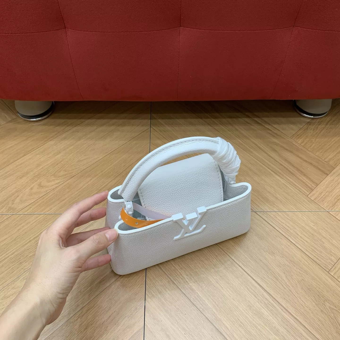 루이비통 카퓌신 미니 가로형 화이트 레더 토트백 상세 이미지 26