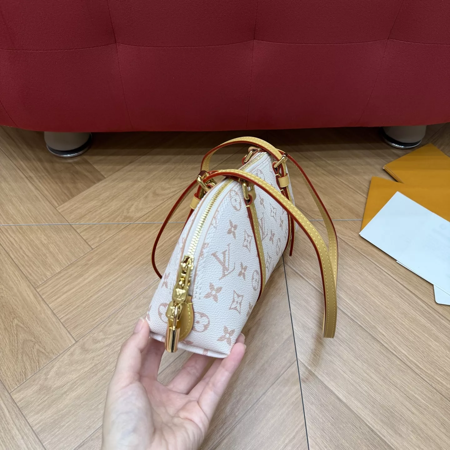 루이비통 스콰이어 가로형 레진 가죽 라이더 숄더백 상세 이미지 4