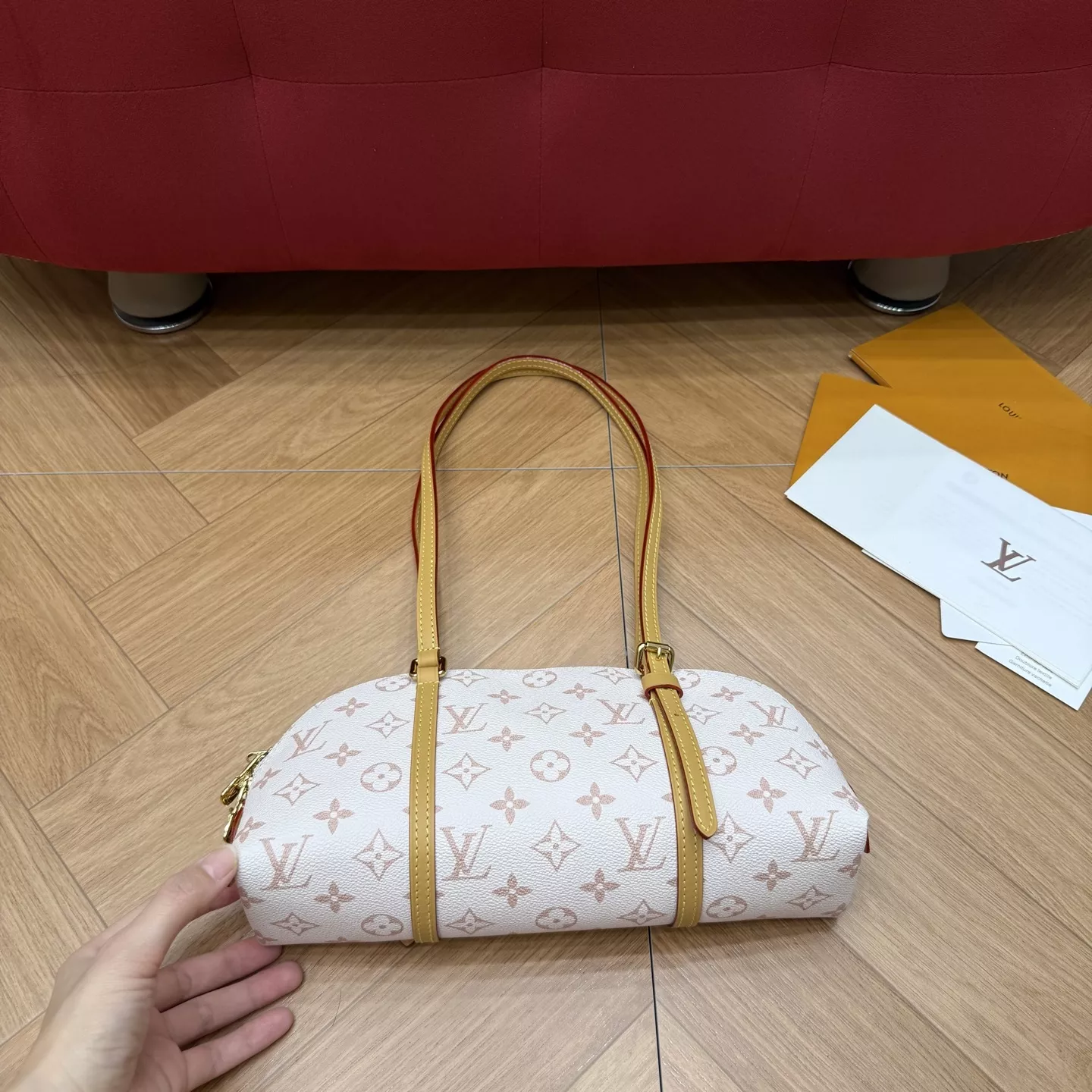 루이비통 스콰이어 가로형 레진 가죽 라이더 숄더백 상세 이미지 5