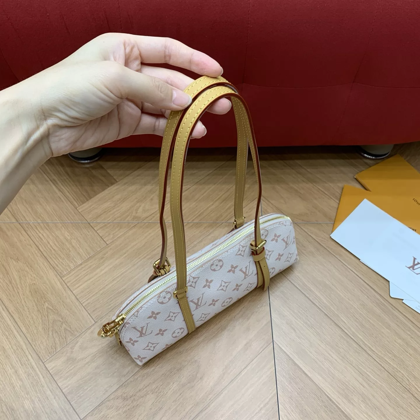 루이비통 스콰이어 가로형 레진 가죽 라이더 숄더백 상세 이미지 7