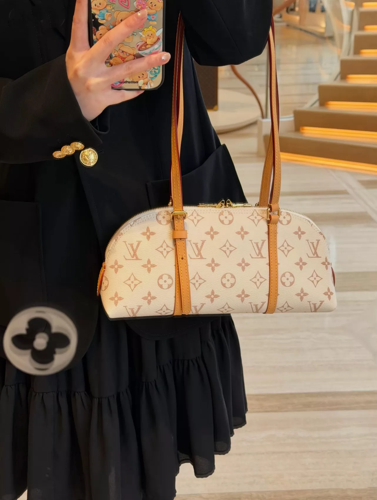 루이비통 스콰이어 가로형 레진 가죽 라이더 숄더백 상세 이미지 32